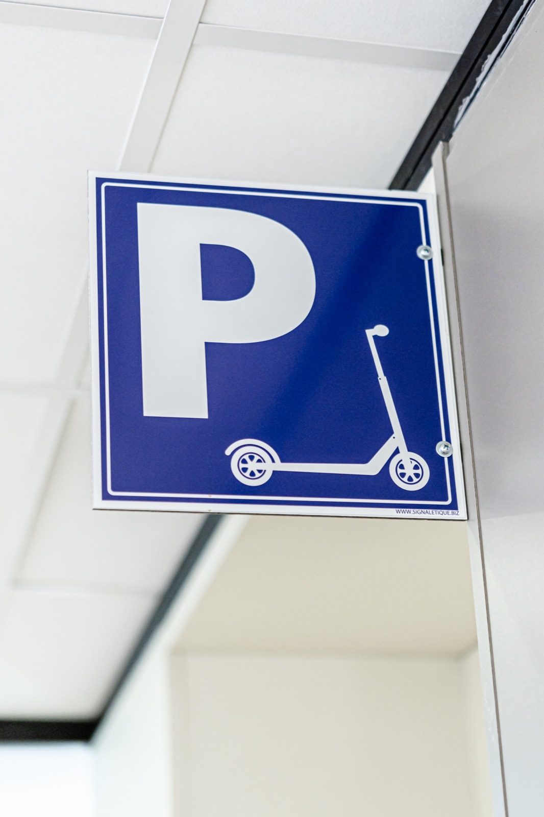 Panneau du parking à trottinettes du cabinet — mobilité douce encouragée
