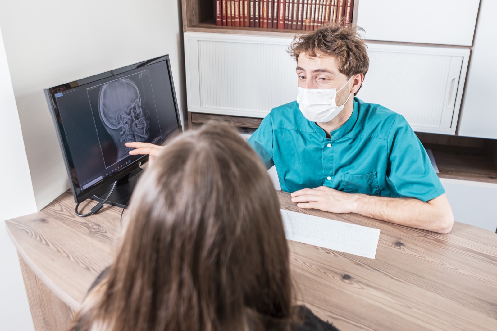 Explication d'une radiographie céphalométrique lors d'une consultation d'orthodontie